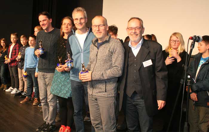 Teilnehmer mit Preis auf der Bühne